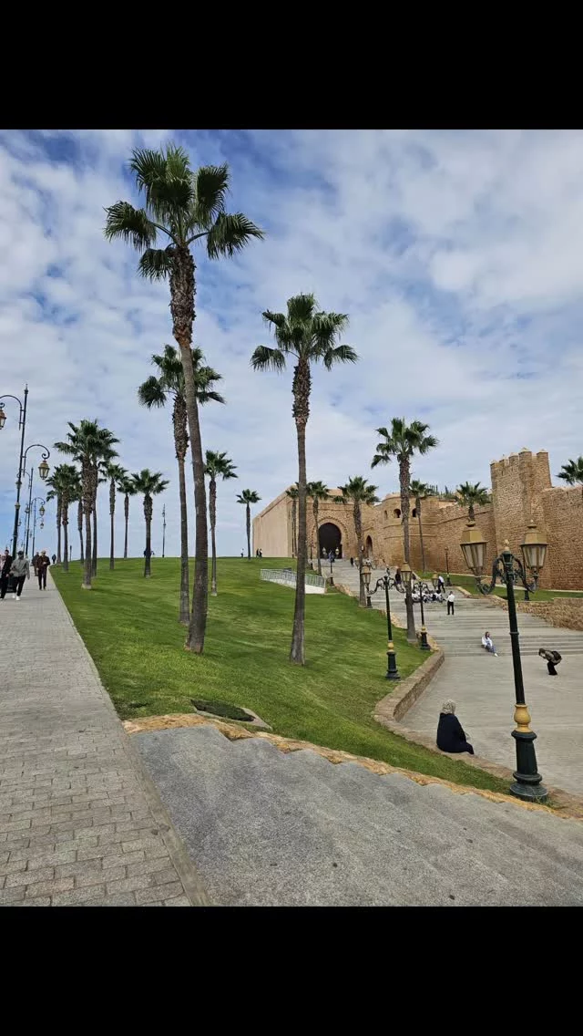 Rabat è la capitale del Marocco, è una città rilassata, elegante e piena di sorprese!
È un mix perfetto di cultura, tranquillità e un pizzico di romanticismo marocchino, il tutto senza la frenesia delle grandi metropoli. 
Una capitale che sa come prendersi la vita con stile!

#marocco #rabat #medinarabat #avventura #travelphotography #travel #instatravel